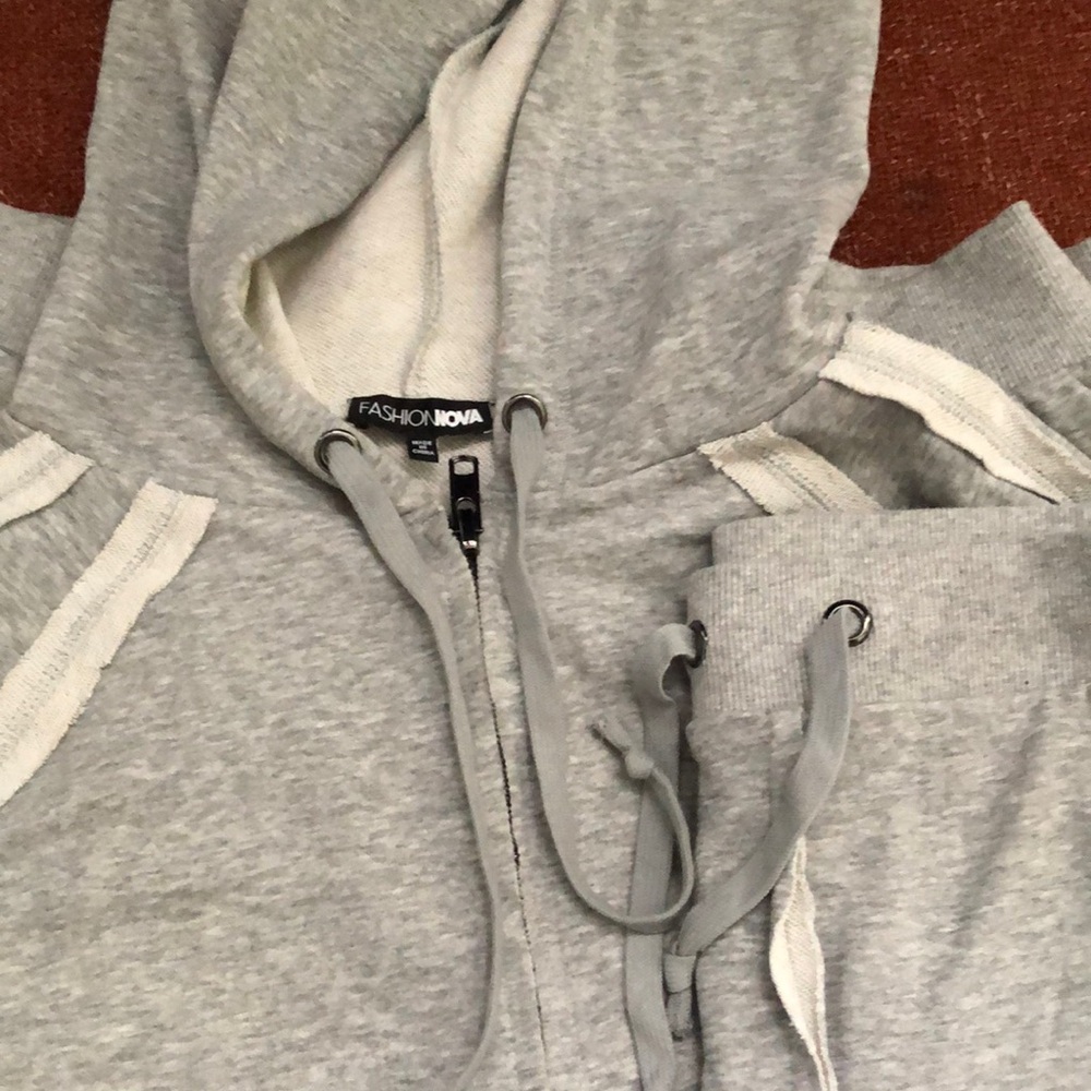 Fashion Nova Light Gray Tracksuit skirt set never worn 


Size L